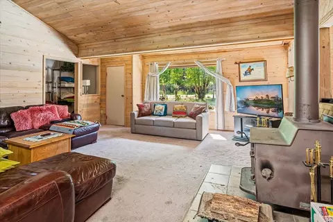 Living - 54715 Silver Fox Dr, Bend, OR 97707 photo 2 of 4