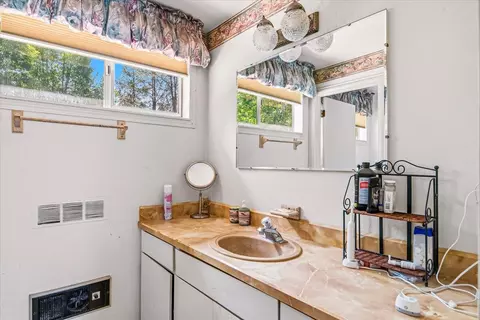 Bath - 54715 Silver Fox Dr, Bend, OR 97707 photo 2 of 2