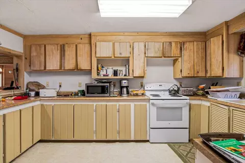 Kitchen - 54715 Silver Fox Dr, Bend, OR 97707 photo 2 of 4