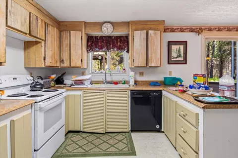 Kitchen - 54715 Silver Fox Dr, Bend, OR 97707 photo 4 of 4