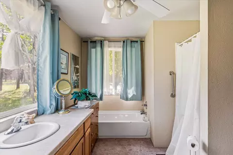 Bath - 54715 Silver Fox Dr, Bend, OR 97707 photo 1 of 2