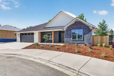 3304 Tree Top Dr, Medford, OR 97504