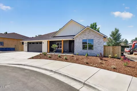 3304 Tree Top Dr, Medford, OR 97504