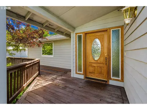 Exterior - 182 Eagles View Dr, Grants Pass, OR 97527 photo 4 of 10