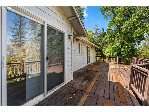 Exterior - 182 Eagles View Dr, Grants Pass, OR 97527 photo 5 of 10