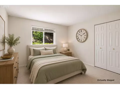 Bedroom - 182 Eagles View Dr, Grants Pass, OR 97527 photo 3 of 4