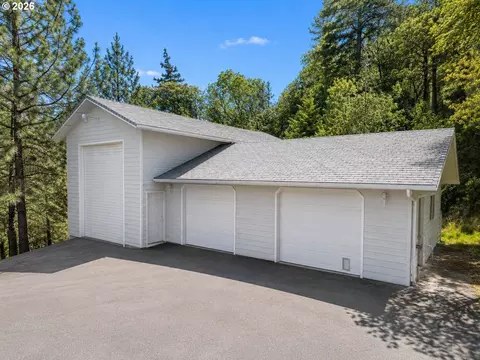 Exterior - 182 Eagles View Dr, Grants Pass, OR 97527 photo 8 of 10