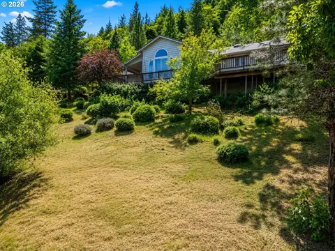 Exterior - 182 Eagles View Dr, Grants Pass, OR 97527 photo 6 of 10