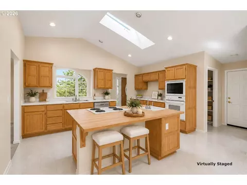 Kitchen - 182 Eagles View Dr, Grants Pass, OR 97527 photo 3 of 4