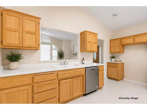 Kitchen - 182 Eagles View Dr, Grants Pass, OR 97527 photo 4 of 4