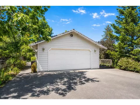 Exterior - 182 Eagles View Dr, Grants Pass, OR 97527 photo 3 of 10