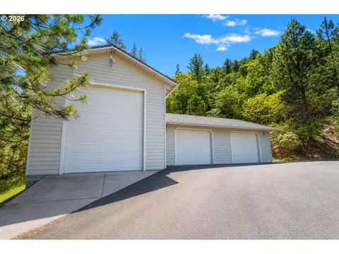 Exterior - 182 Eagles View Dr, Grants Pass, OR 97527 photo 9 of 10