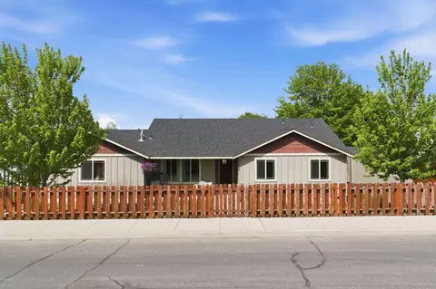 2425 NW 7th St, Redmond, OR 97756