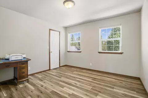 Bedroom - 51445 Ash Rd, La Pine, OR 97739 photo 3 of 7