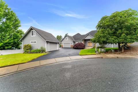 212 NW Canyon View Dr, Grants Pass, OR 97526