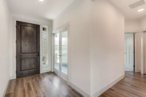 Entry Way - 63173 Iner Loop, Bend, OR 97701 photo 2 of 2
