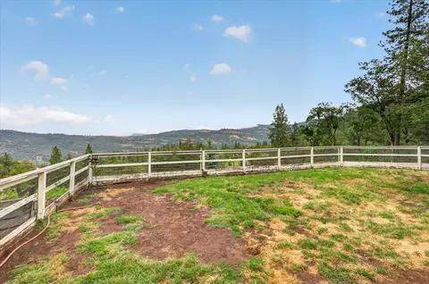 483 Wren Ridge Dr, Eagle Point, OR 97524 photo 2
