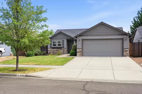 518 Woodlark Dr, Medford, OR 97501