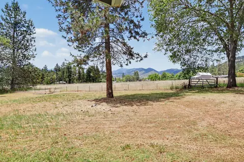Exterior - 758 Summit Loop, Grants Pass, OR 97527 photo 13 of 18