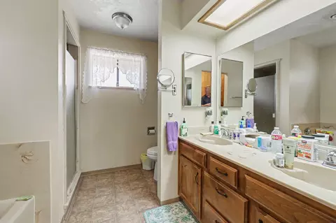 Bath - 758 Summit Loop, Grants Pass, OR 97527 photo 2 of 3