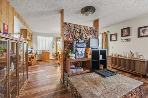 Entry Way - 758 Summit Loop, Grants Pass, OR 97527 photo 3 of 3