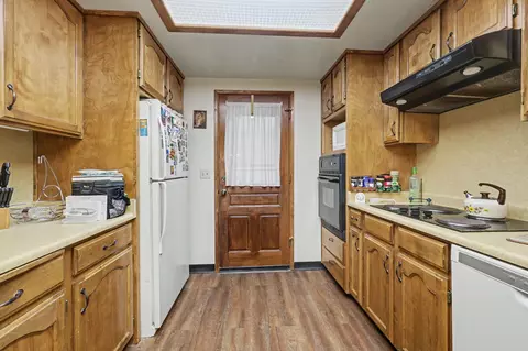 Kitchen - 758 Summit Loop, Grants Pass, OR 97527 photo 2 of 4