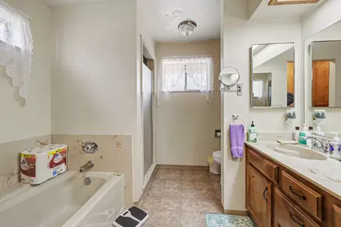 Bath - 758 Summit Loop, Grants Pass, OR 97527 photo 3 of 3