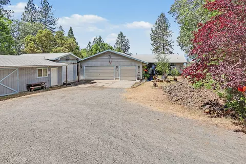 Exterior - 758 Summit Loop, Grants Pass, OR 97527 photo 2 of 18