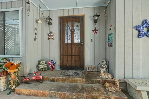 Entry Way - 758 Summit Loop, Grants Pass, OR 97527 photo 1 of 3