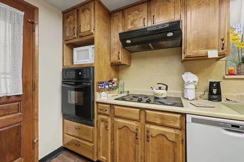 Kitchen - 758 Summit Loop, Grants Pass, OR 97527 photo 3 of 4