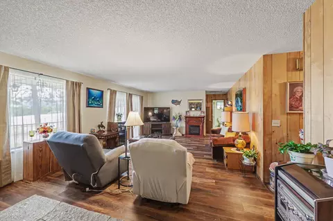 Living - 758 Summit Loop, Grants Pass, OR 97527 photo 2 of 2