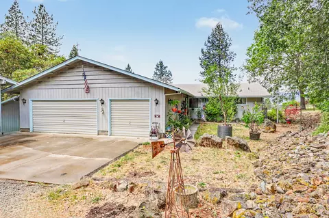 Exterior - 758 Summit Loop, Grants Pass, OR 97527 photo 3 of 18