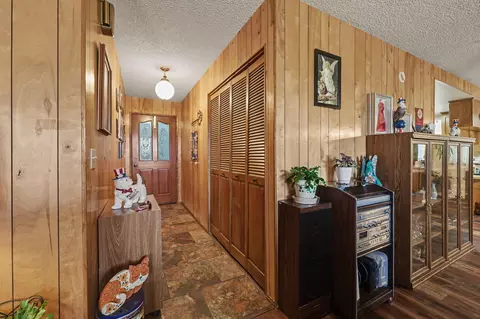 Entry Way - 758 Summit Loop, Grants Pass, OR 97527 photo 2 of 3