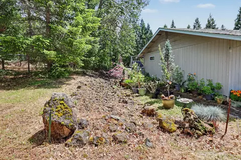 Exterior - 758 Summit Loop, Grants Pass, OR 97527 photo 16 of 18