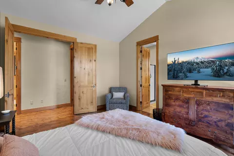 Bedroom - 64145 Hunnell Rd, Bend, OR 97703 photo 3 of 5