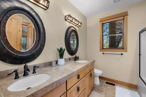 Bath - 64145 Hunnell Rd, Bend, OR 97703 photo 5 of 8