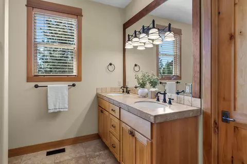 Bath - 64145 Hunnell Rd, Bend, OR 97703 photo 3 of 8
