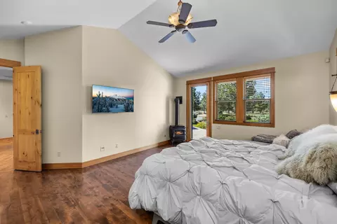 Bedroom - 64145 Hunnell Rd, Bend, OR 97703 photo 2 of 5
