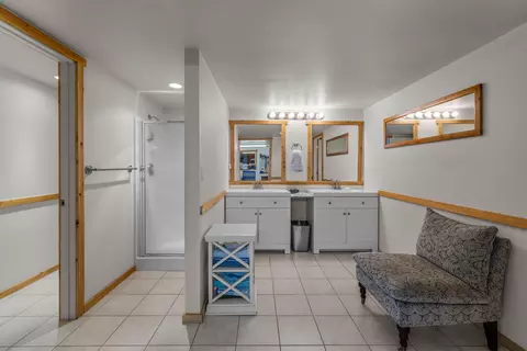 Bath - 64145 Hunnell Rd, Bend, OR 97703 photo 6 of 8