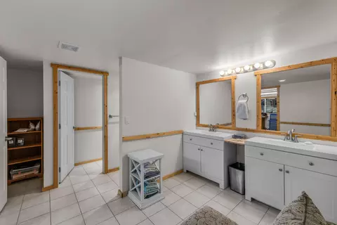 Bath - 64145 Hunnell Rd, Bend, OR 97703 photo 7 of 8