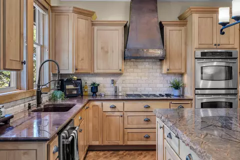 Kitchen - 64145 Hunnell Rd, Bend, OR 97703 photo 2 of 6