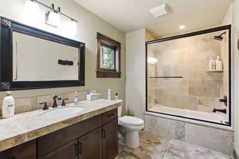 Bath - 56346 Fireglass Loop, Bend, OR 97707 photo 10 of 12