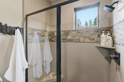Bath - 56346 Fireglass Loop, Bend, OR 97707 photo 2 of 12