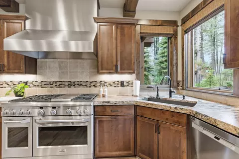 Kitchen - 56346 Fireglass Loop, Bend, OR 97707 photo 4 of 6