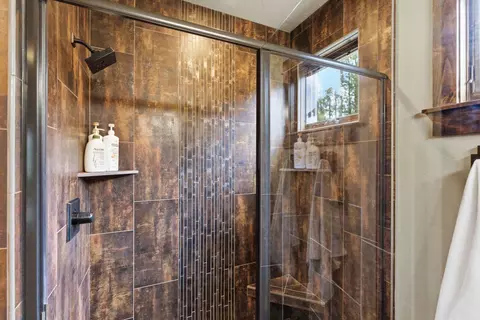 Bath - 56346 Fireglass Loop, Bend, OR 97707 photo 5 of 12