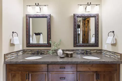 Bath - 56346 Fireglass Loop, Bend, OR 97707 photo 9 of 12