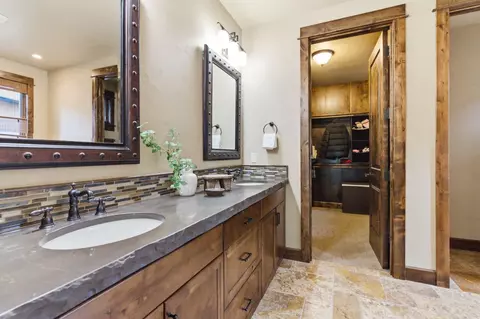 Bath - 56346 Fireglass Loop, Bend, OR 97707 photo 6 of 12
