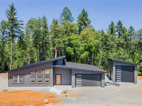417 Rilynn Ln, Cave Junction, OR 97523
