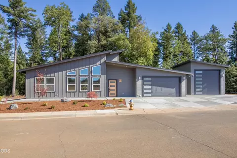 417 Rilynn Ln, Cave Junction, OR 97523