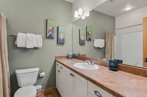 Bath - 57124 Evergreen Loop #33, Sunriver, OR 97707 photo 2 of 3